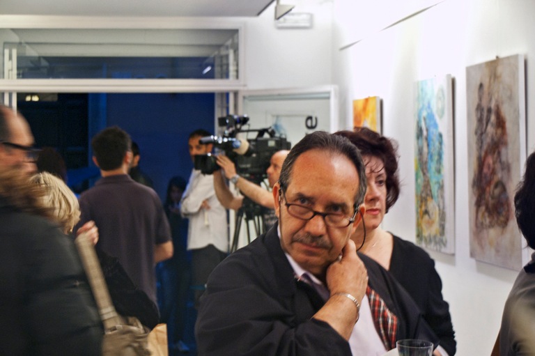 Besucher und Fernsehteam auf der Vernissage zur Ausstellung "Schichtungen in Raum und Zeit" von Anja Pauseback in Rom im Mai 2012