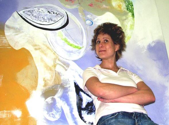Man sieht Anja Pauseback in ihrem Atelier vor einem ihrer Bilder.