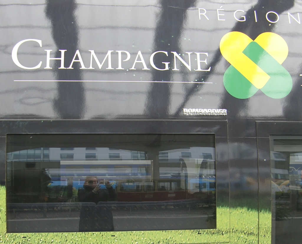 Regionalzug mit Champagne-Werbung. Foto: Katrin Walter
