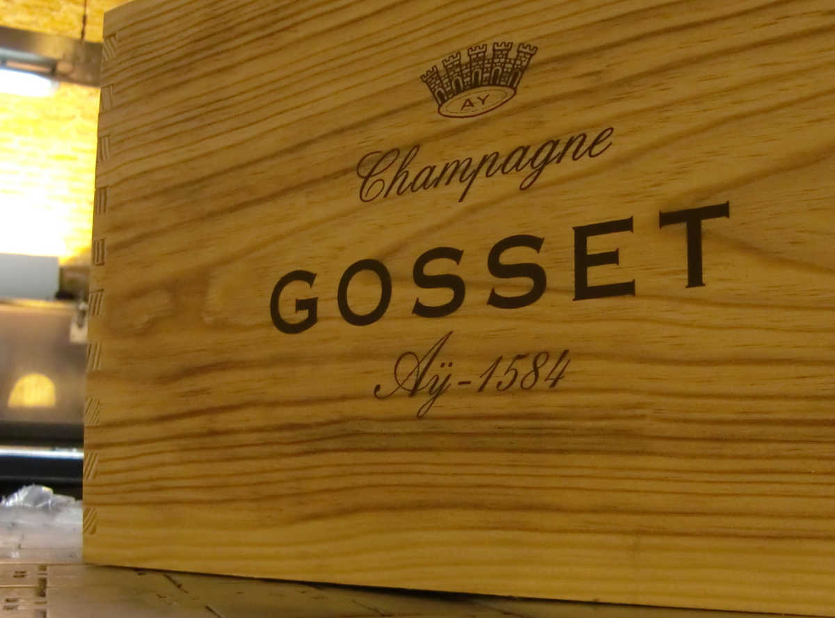 Holzkiste für Champagnerflaschen aus dem Traditionshaus Gosset. Foto: Katrin Walter