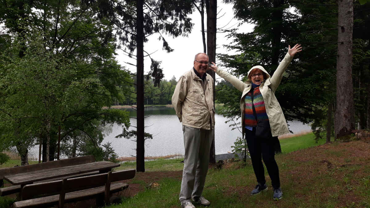 Dieter Kapitz und Katrin Walter am Heiligen See (Lago Santo) im Cembratal. Foto: Mara Lona für simply walter